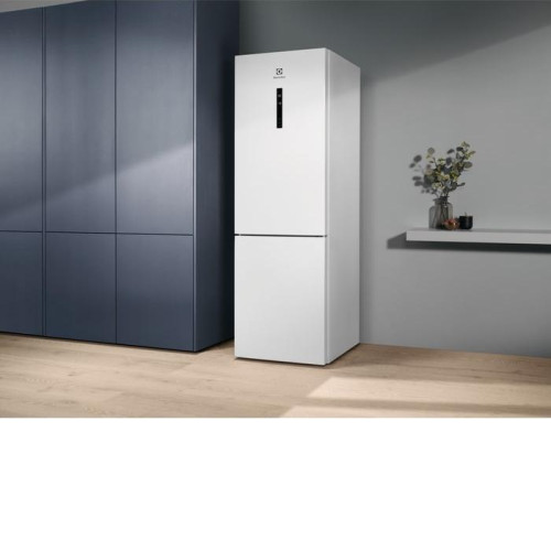 Холодильник ELECTROLUX LNC7ME32W2